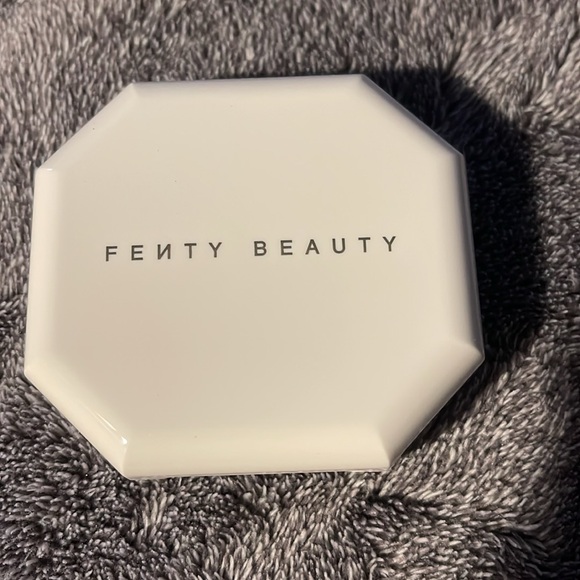 Fenty 380 PRO FILT'R SOFT MATTE POWDER FOUNDATION - Picture 5 of 7